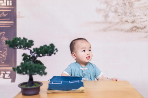 郓城宝宝总是抠鼻子